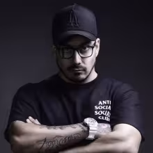 https://cdn-images.dzcdn.net/images/artist/4232db08e7d1f6a9290b6743e5316662/1000x1000-000000-80-0-0.jpg