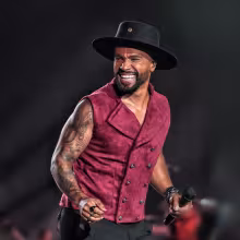 https://cdn-images.dzcdn.net/images/artist/a1732f53cfa3705170b1e7a1cde1da31/1000x1000-000000-80-0-0.jpg