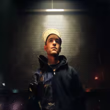 https://cdn-images.dzcdn.net/images/artist/3aee2b45ed9531e512d571c93fbfc31c/1000x1000-000000-80-0-0.jpg