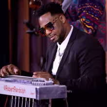 https://cdn-images.dzcdn.net/images/artist/72773aa36787162f3884908f7b438160/1000x1000-000000-80-0-0.jpg