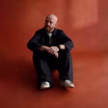 https://cdn-images.dzcdn.net/images/artist/9e3b5d69add1cb19503e1bea010547f2/1000x1000-000000-80-0-0.jpg