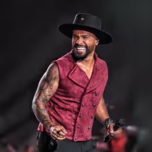 https://cdn-images.dzcdn.net/images/artist/a1732f53cfa3705170b1e7a1cde1da31/1000x1000-000000-80-0-0.jpg