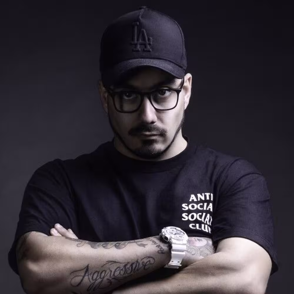 https://cdn-images.dzcdn.net/images/artist/4232db08e7d1f6a9290b6743e5316662/1000x1000-000000-80-0-0.jpg